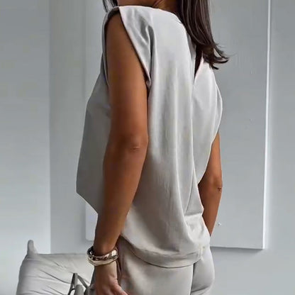 Stylish two-piece set consisting of a T-shirt and wide-legged trousers 