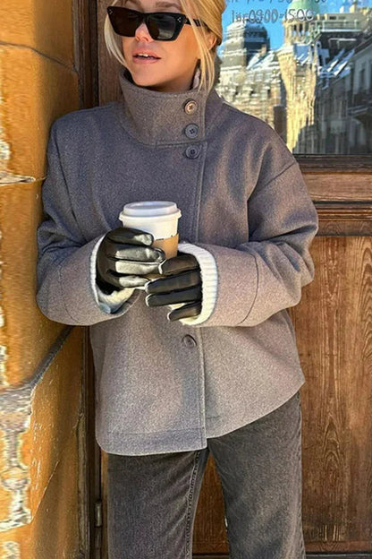 Cozy wool coat with a lapel collar for casual chic 