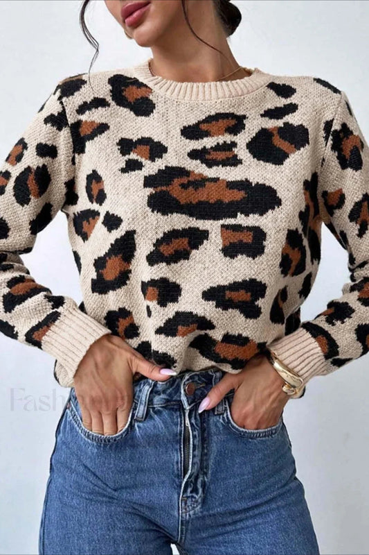 Stylish crew neck sweater with leopard print in block colors 