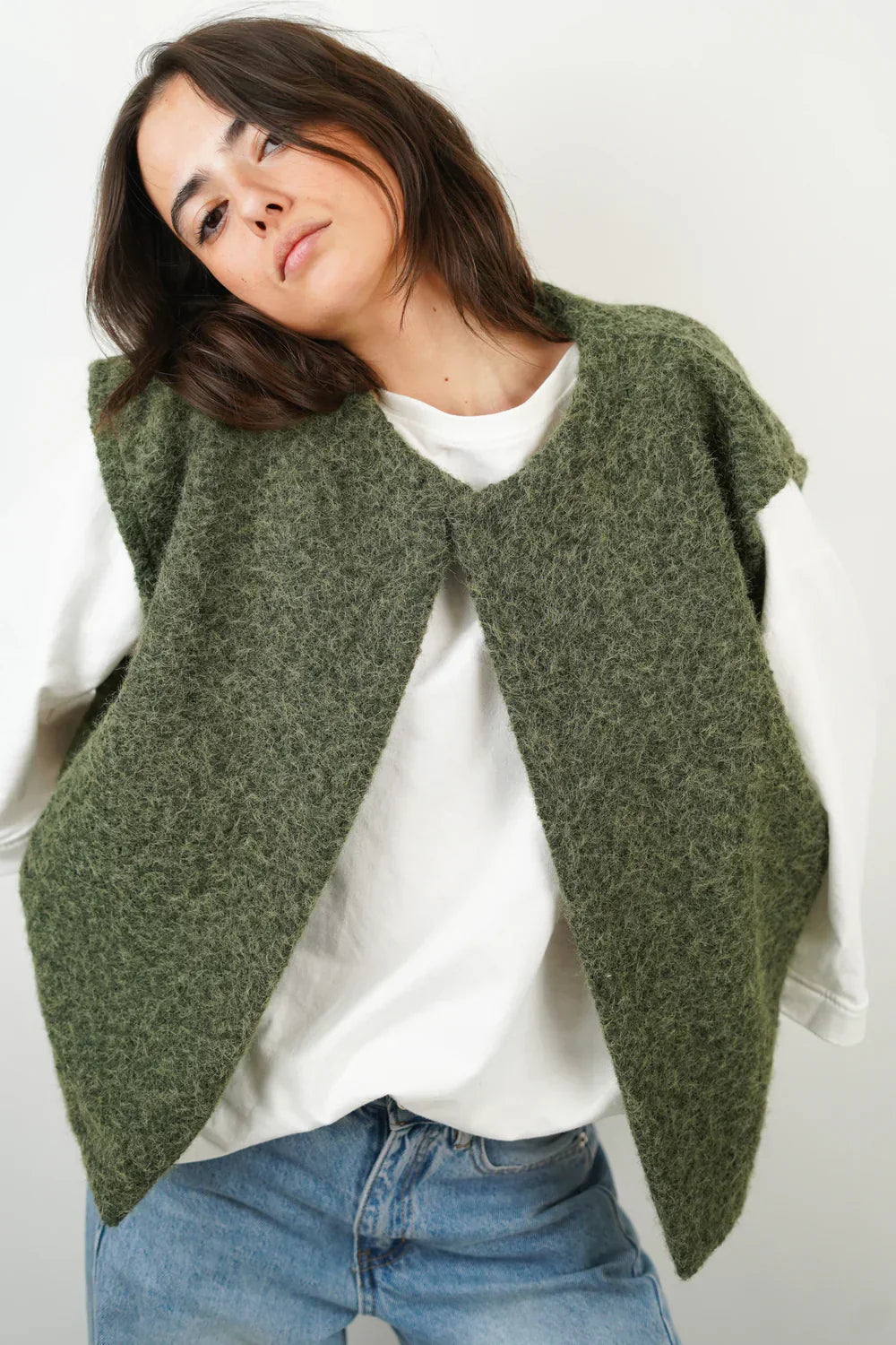 Sleeveless utility vest with multiple pockets 