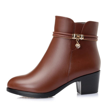 Elegant ankle-high boots with fleece lining and side zip closure 