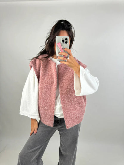 Sleeveless utility vest with multiple pockets 