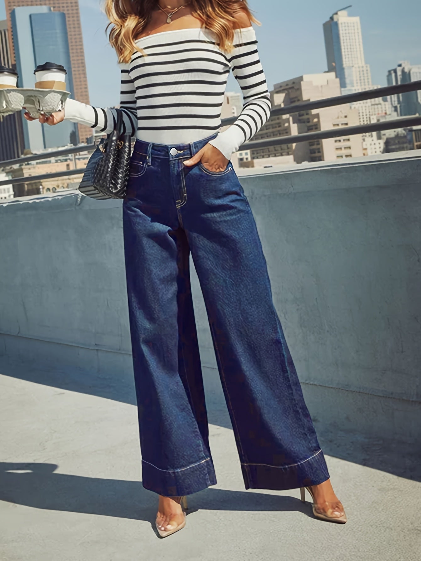 Jeans with a high waist, wide leg and stretchy denim fabric with a turn-up hem. 