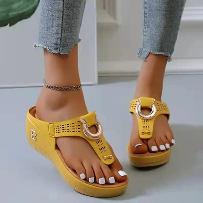 Quenilda | Elegant toe separator comfort sandals