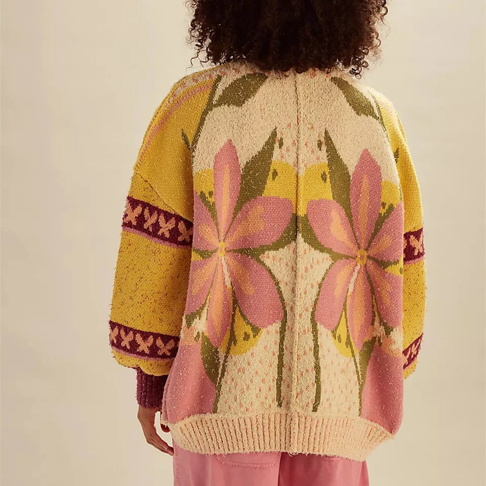 Cozy floral cardigan with a relaxed fit and long sleeves 