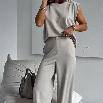 Stylish two-piece set consisting of a T-shirt and wide-legged trousers 