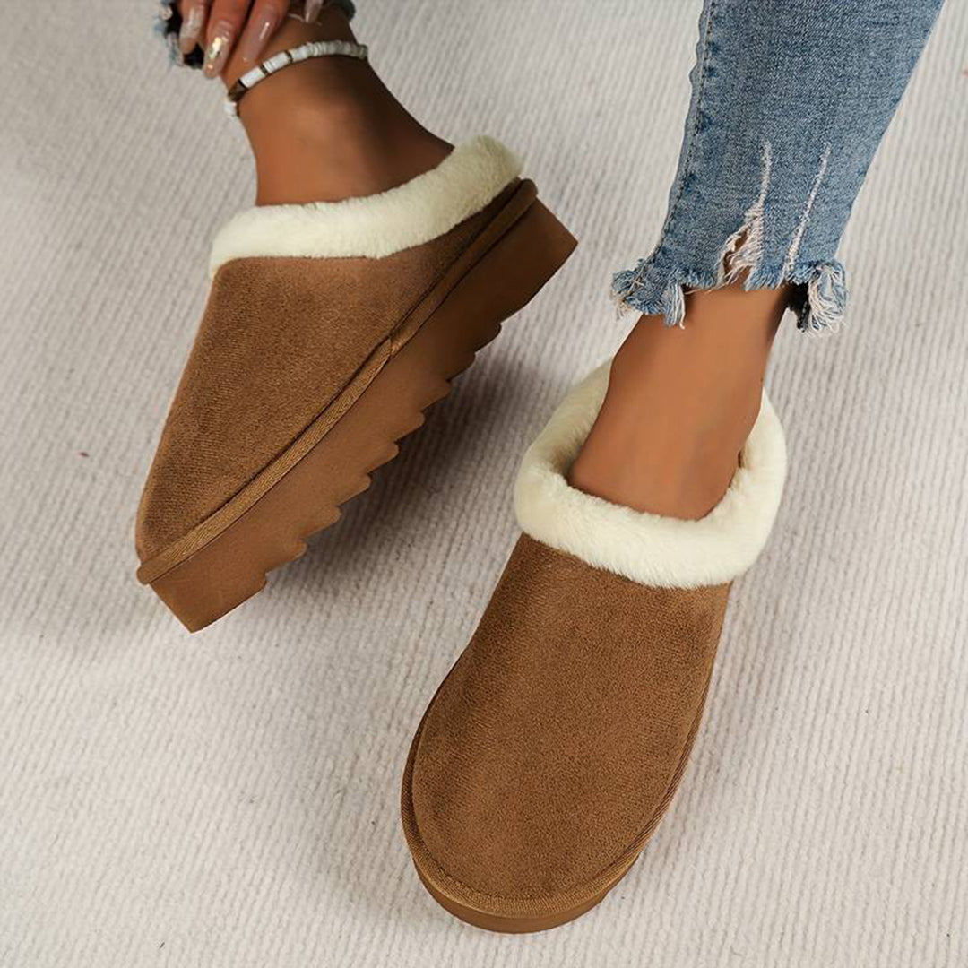 Cozy women's slip-on slippers with fleece lining
