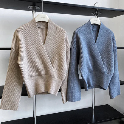 Strickie™ - Knitted sweater with crossed V-neck and wrap pattern