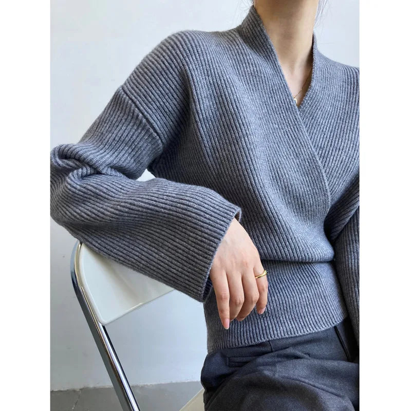 Strickie™ - Knitted sweater with crossed V-neck and wrap pattern