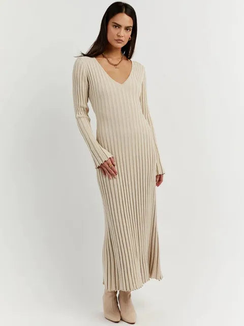 Jean™ - Chic midi dress with ribbed V-neck 