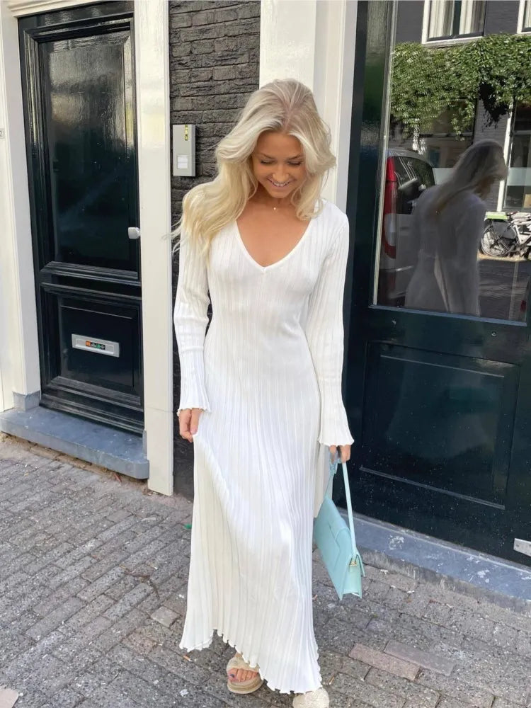 Jean™ - Chic midi dress with ribbed V-neck 