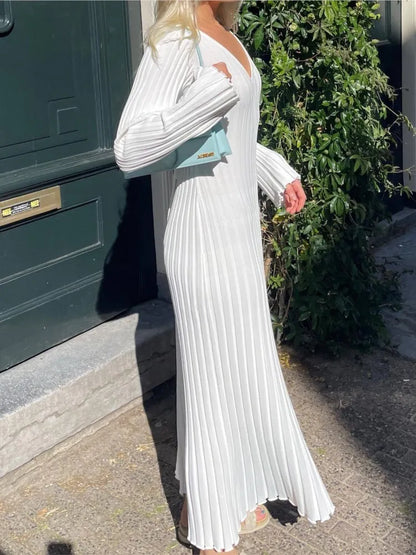 Jean™ - Chic midi dress with ribbed V-neck 