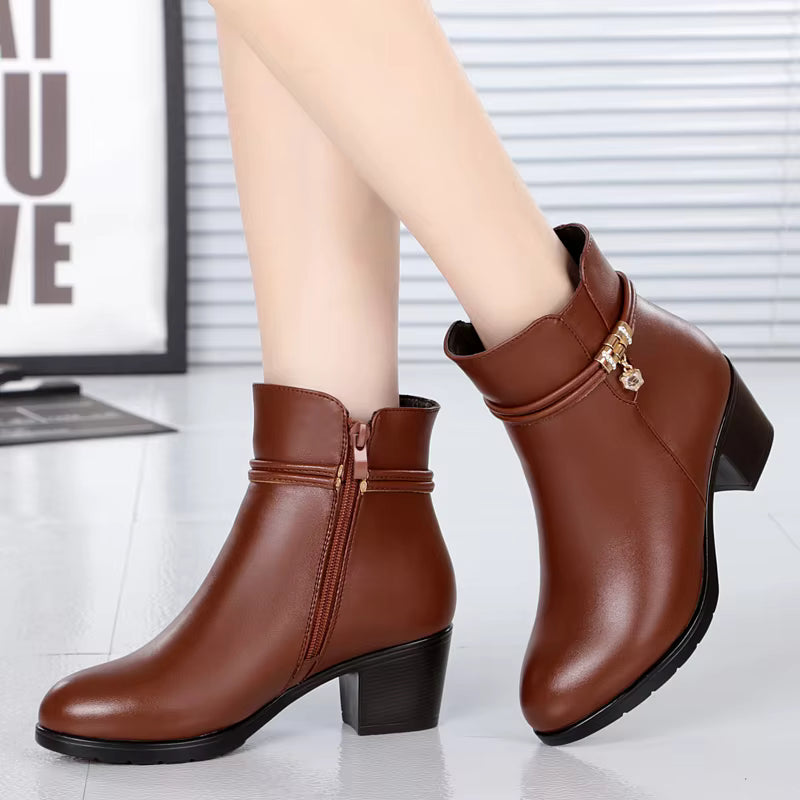 Elegant ankle-high boots with fleece lining and side zip closure 