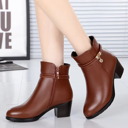 Elegant ankle-high boots with fleece lining and side zip closure 