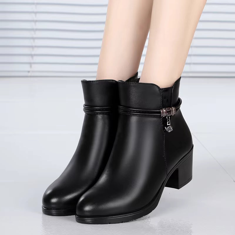 Elegant ankle-high boots with fleece lining and side zip closure 