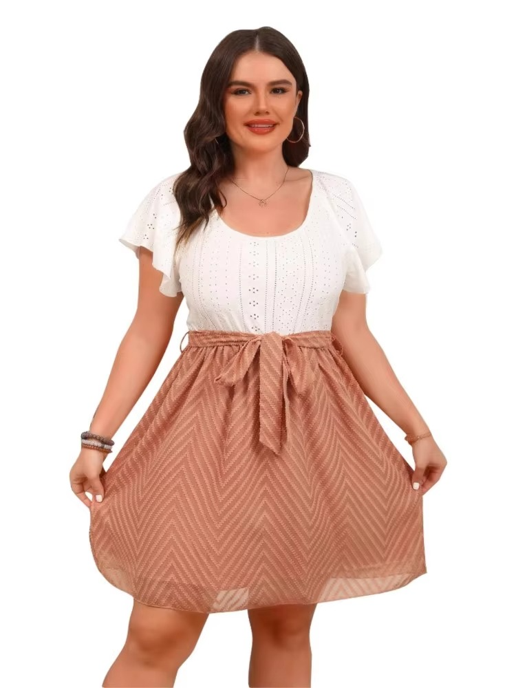 Oswald | Feminine dress with lace and waist bow