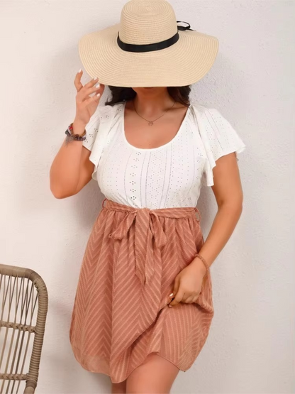 Oswald | Feminine dress with lace and waist bow