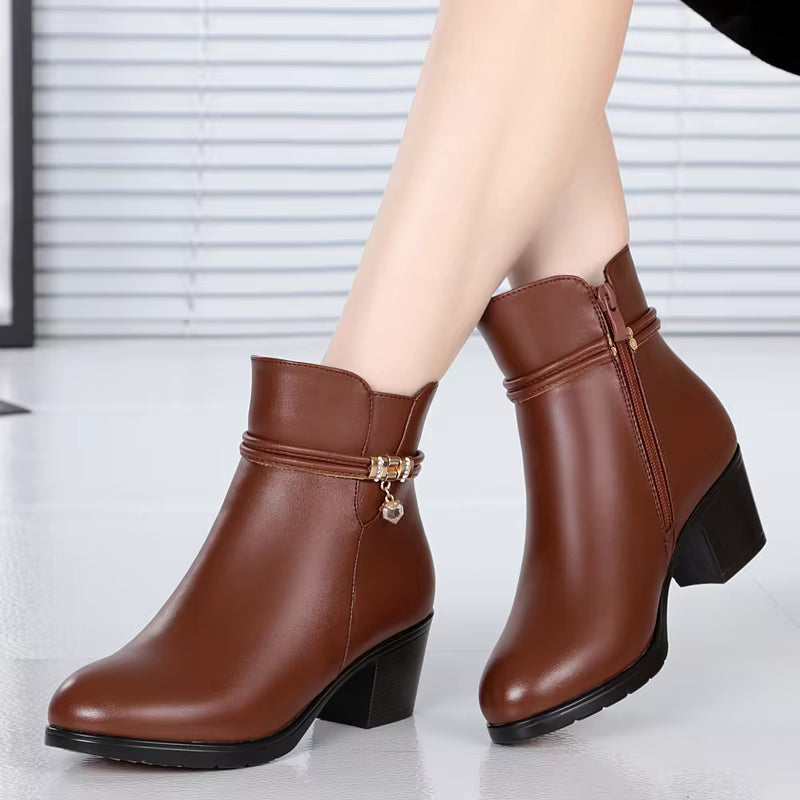 Elegant ankle-high boots with fleece lining and side zip closure 