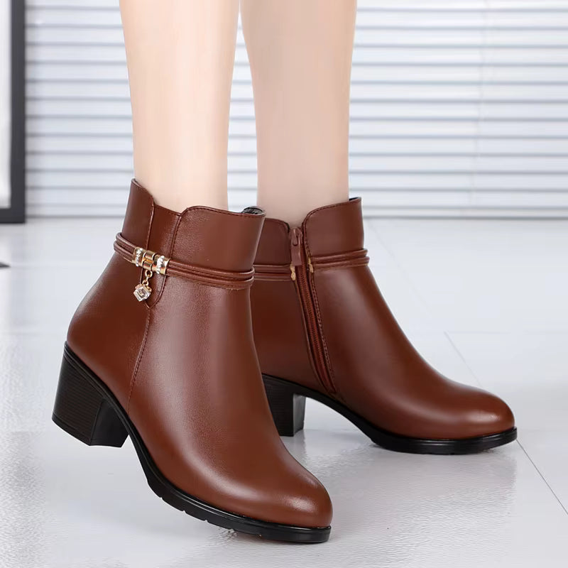Elegant ankle-high boots with fleece lining and side zip closure 
