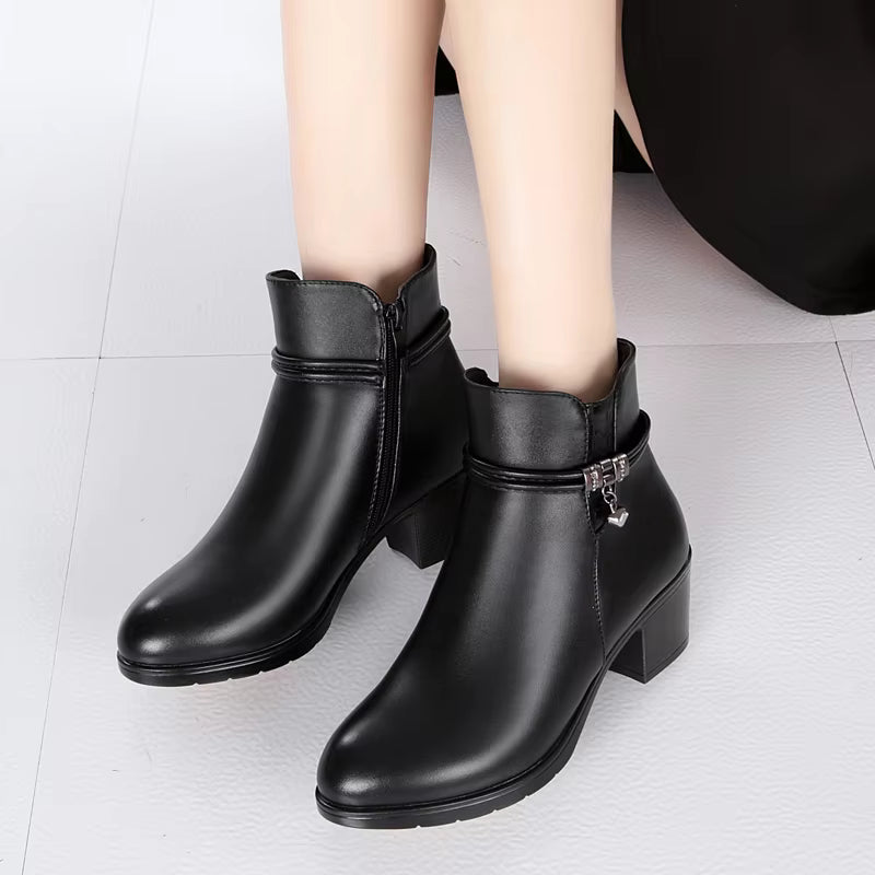 Elegant ankle-high boots with fleece lining and side zip closure 