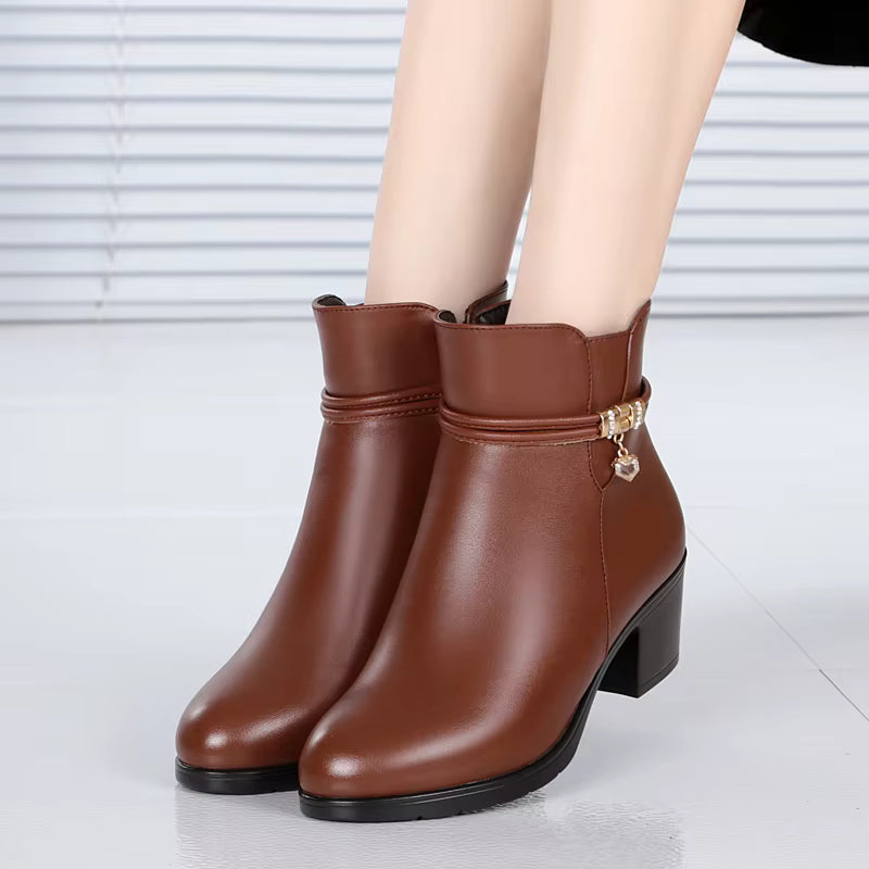 Elegant ankle-high boots with fleece lining and side zip closure 
