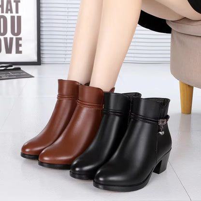 Elegant ankle-high boots with fleece lining and side zip closure 