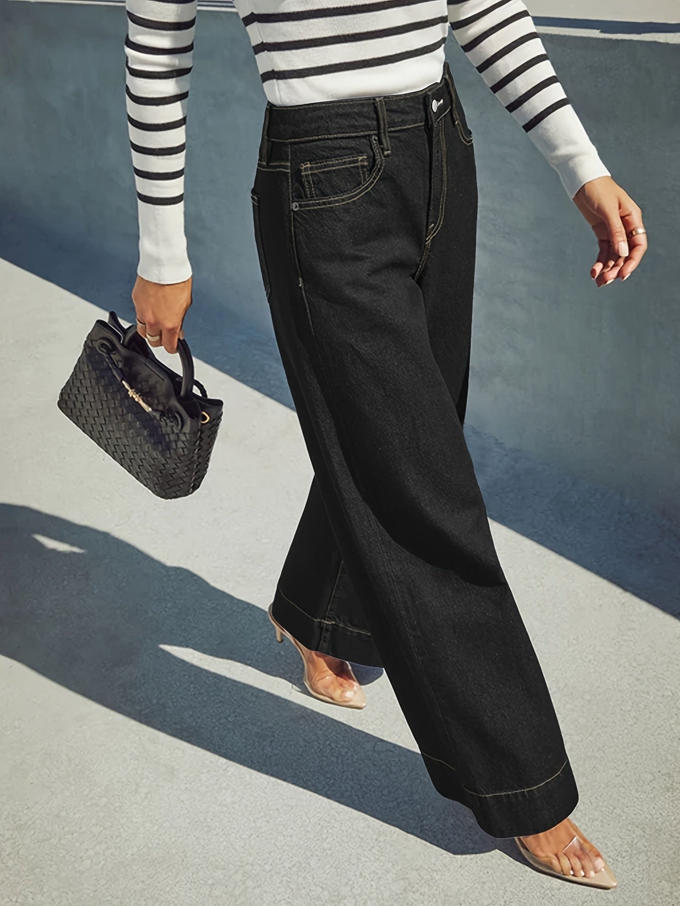 Jeans with a high waist, wide leg and stretchy denim fabric with a turn-up hem. 