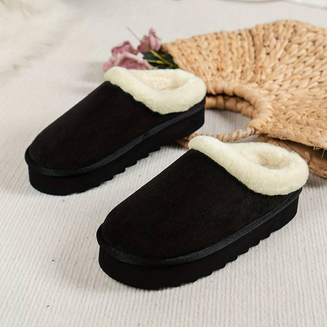 Cozy women's slip-on slippers with fleece lining