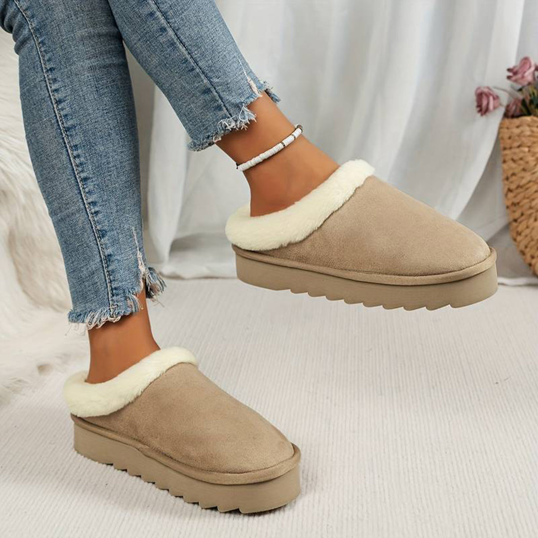 Cozy women's slip-on slippers with fleece lining