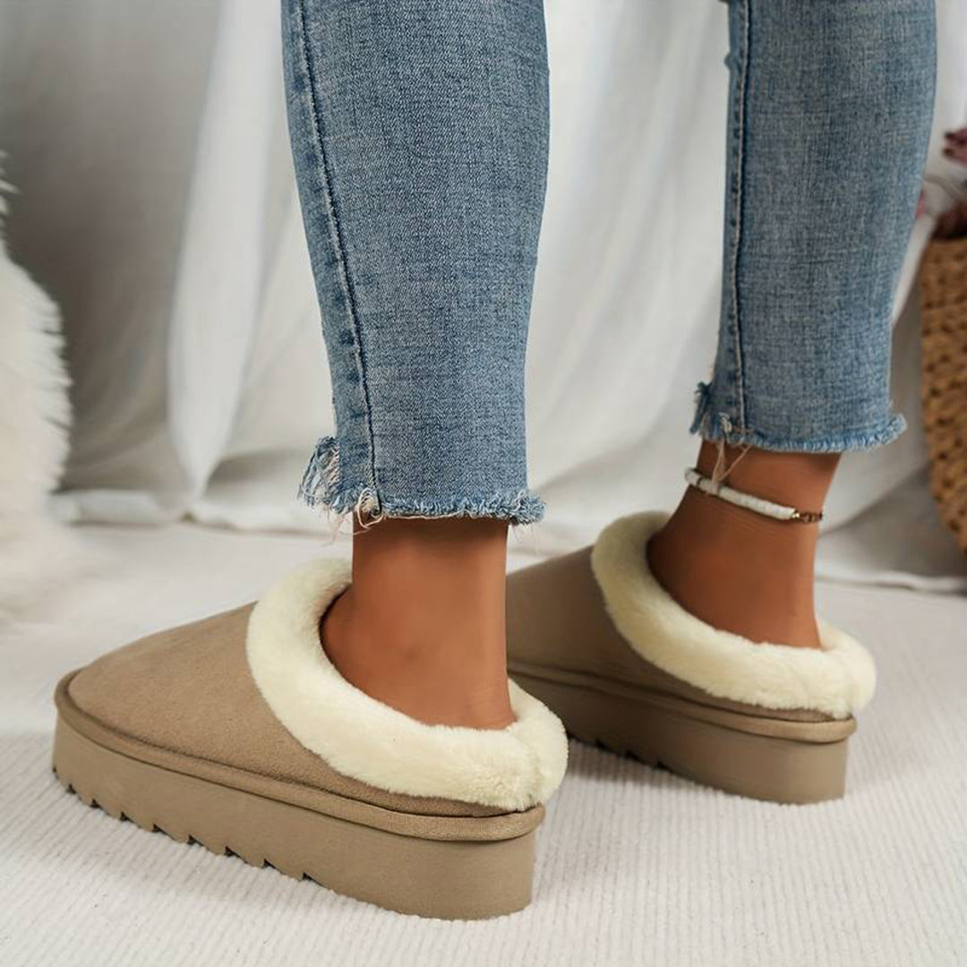 Cozy women's slip-on slippers with fleece lining