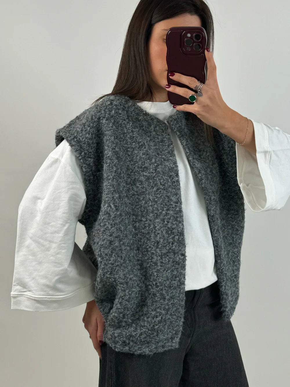 Sleeveless utility vest with multiple pockets 