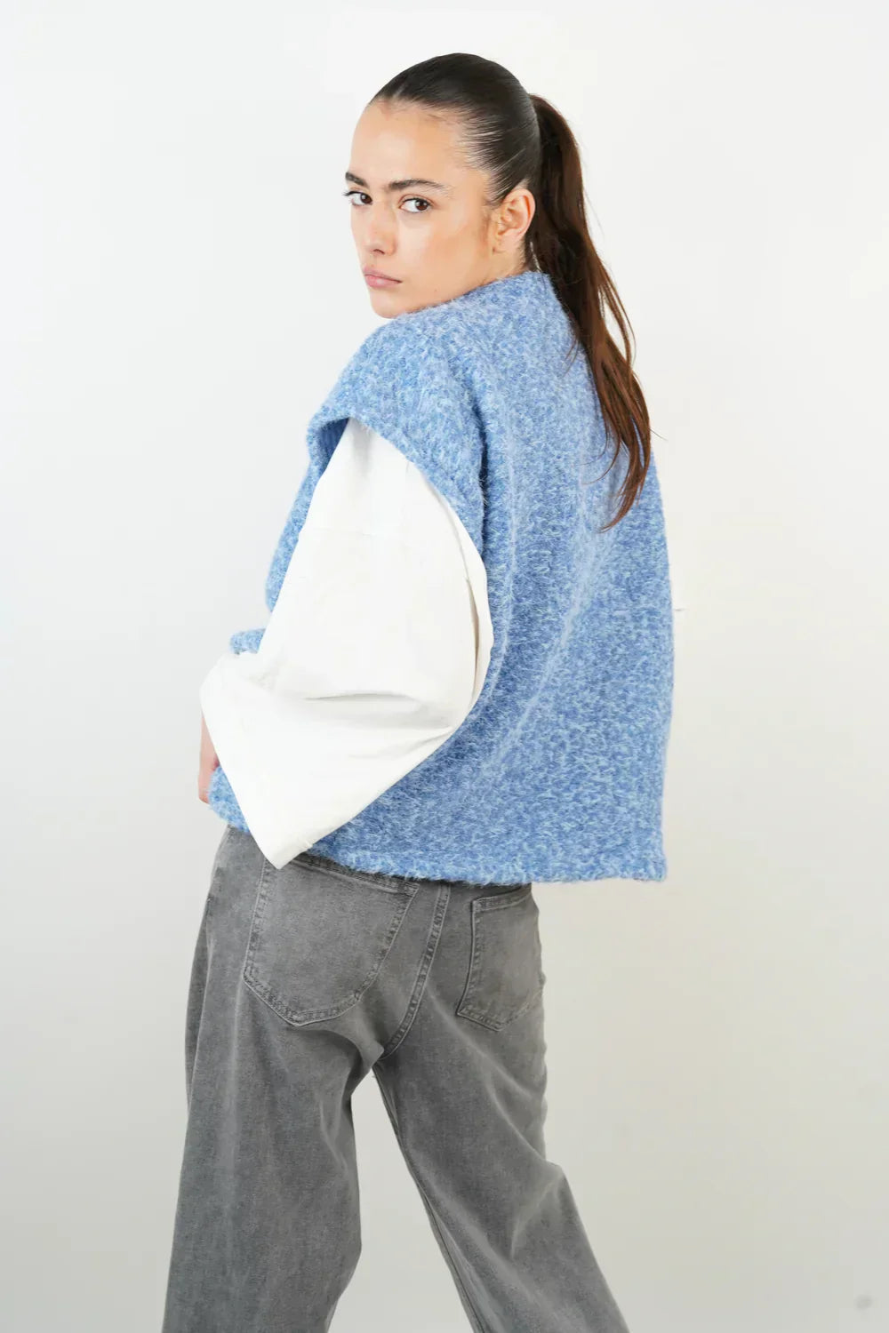 Sleeveless utility vest with multiple pockets 