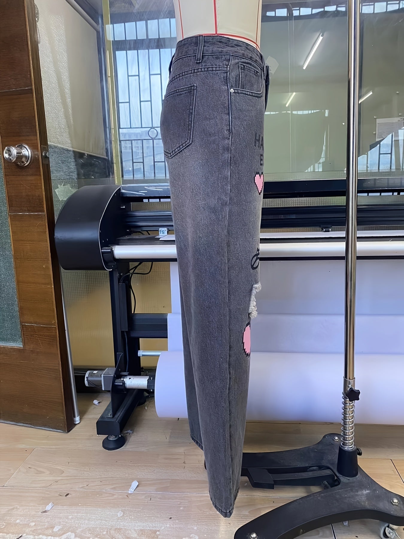 High-waisted jeans with wide leg and graphic design