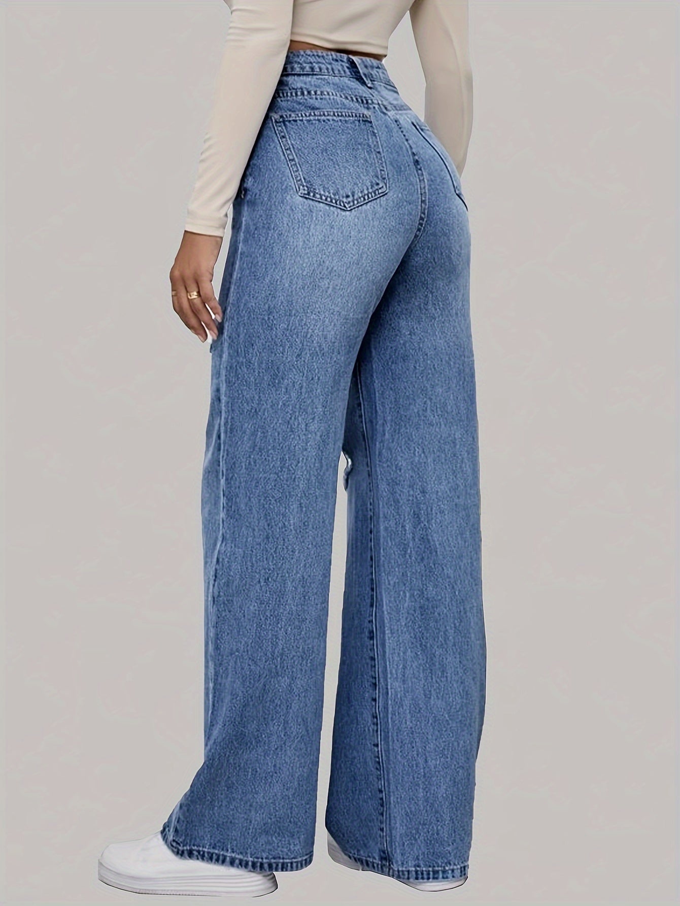 High-waisted jeans with wide leg and graphic design