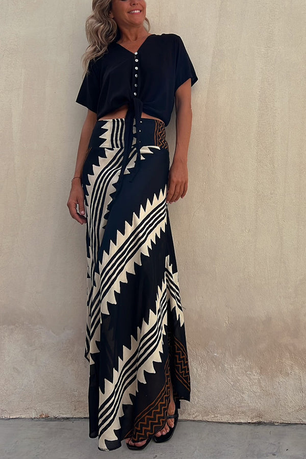 Maxi skirt with elastic waistband and geometric satin pattern 