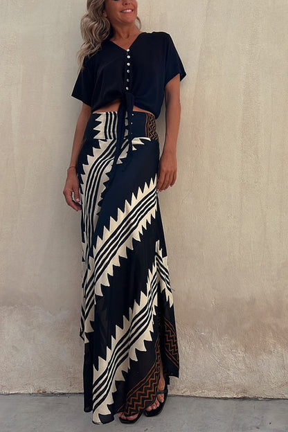 Maxi skirt with elastic waistband and geometric satin pattern 