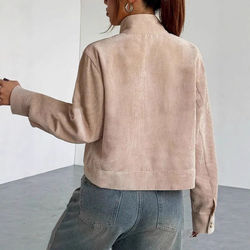 Short corduroy jacket with a wide collar and zip closure 