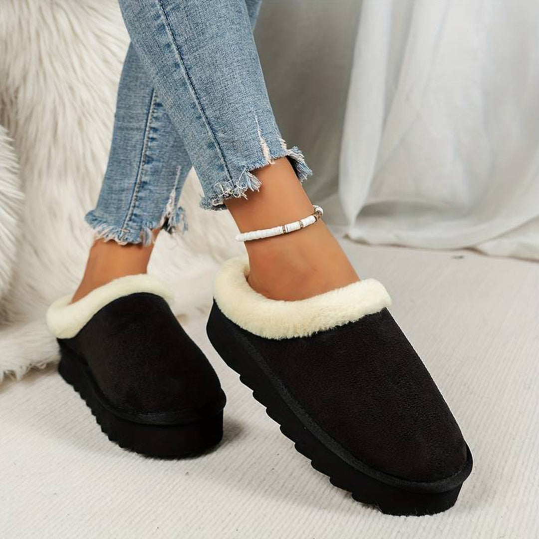 Cozy women's slip-on slippers with fleece lining