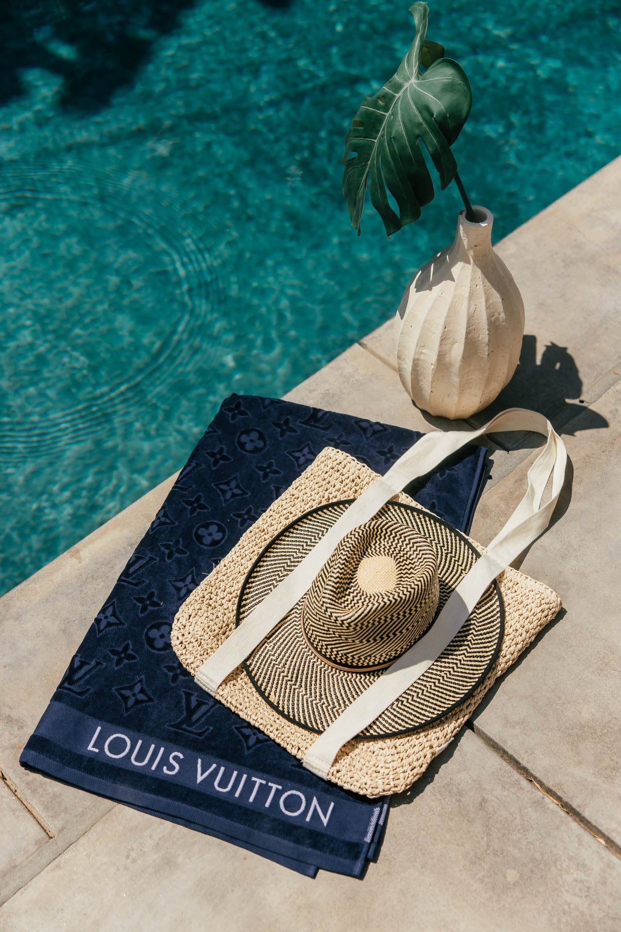 Lara | Lightweight straw beach bag with carrying strap for hat