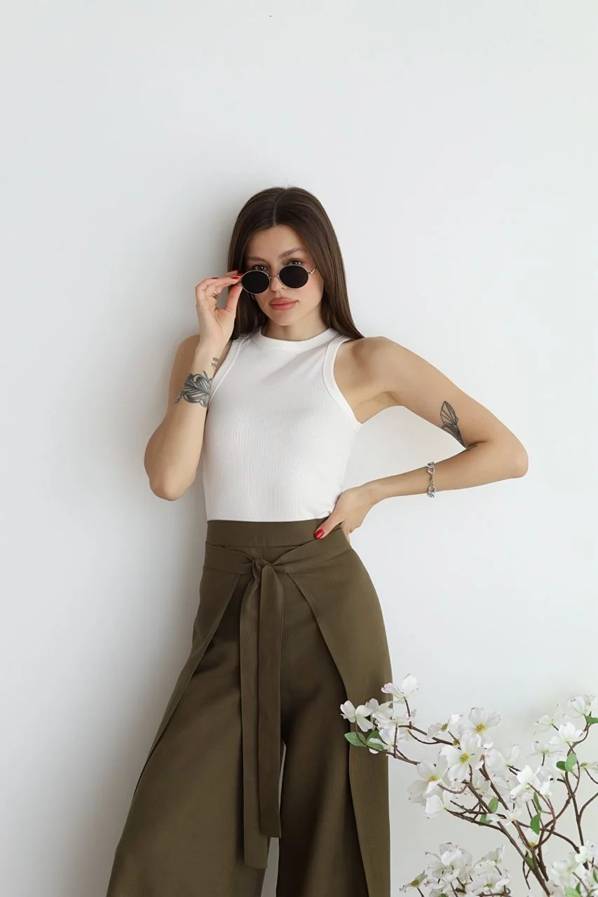Casual linen trousers for women with a relaxed fit 
