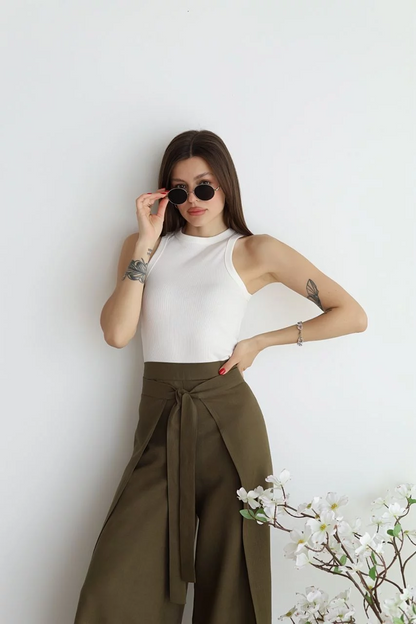 Casual linen trousers for women with a relaxed fit 