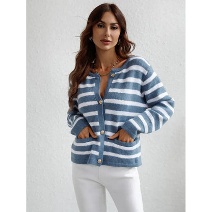 Cozy knitted cardigan with buttons and side pockets 