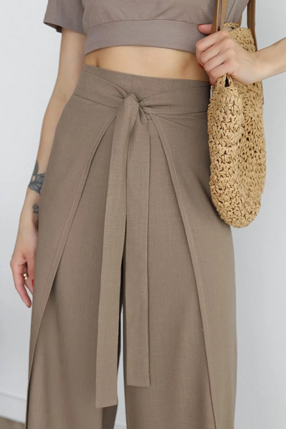 Casual linen trousers for women with a relaxed fit 