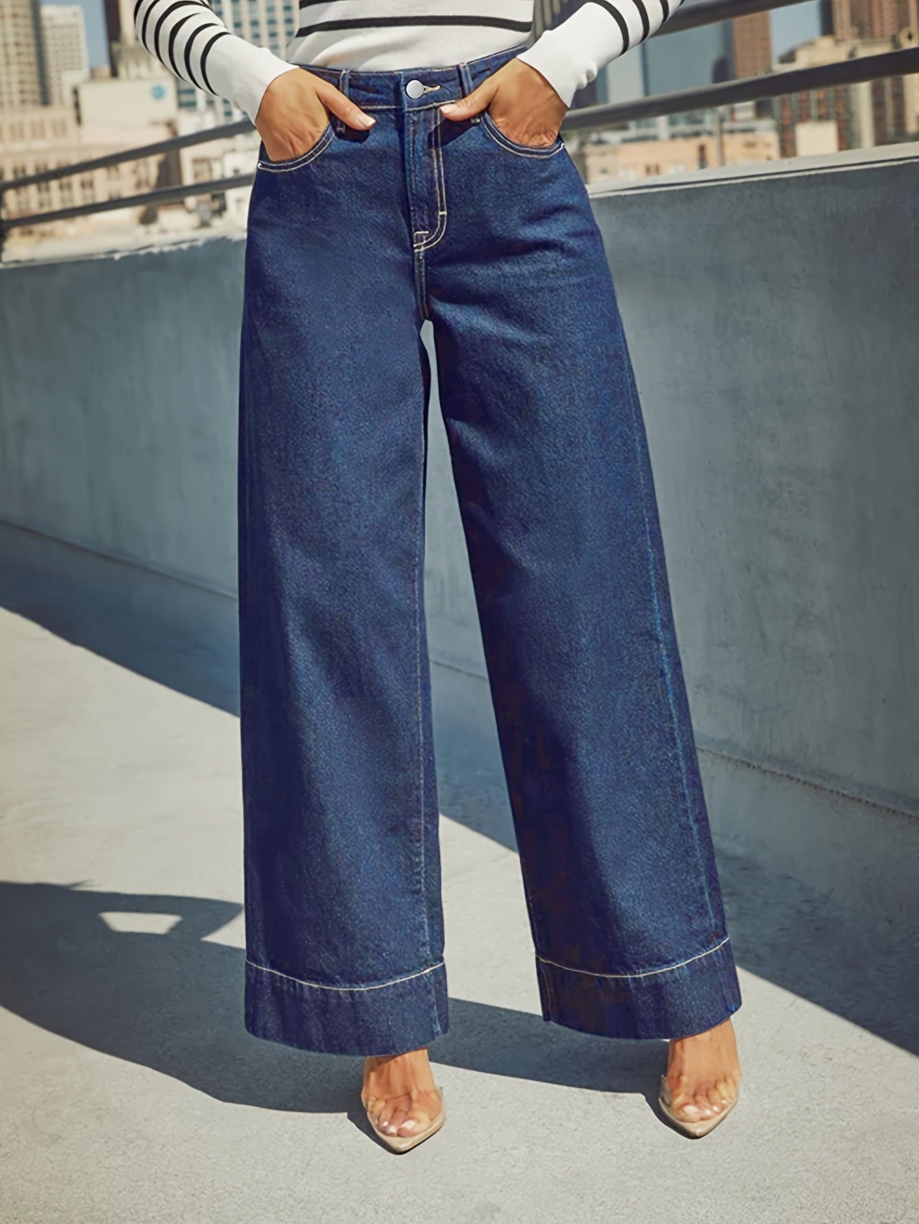 Jeans with a high waist, wide leg and stretchy denim fabric with a turn-up hem. 