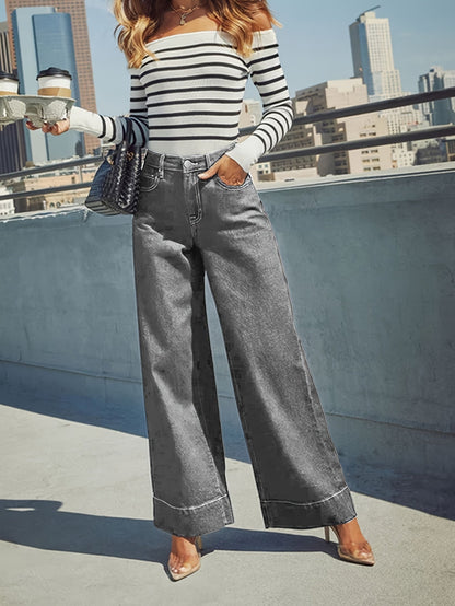 Jeans with a high waist, wide leg and stretchy denim fabric with a turn-up hem. 