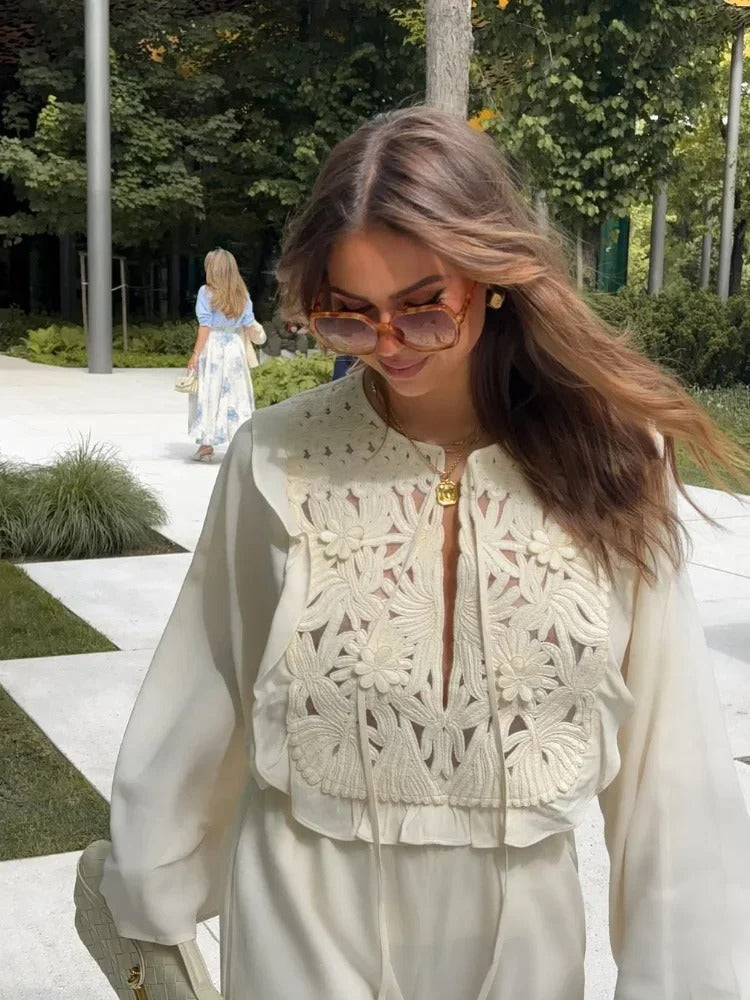 Casual top with a round neckline, waist lacing and open seams 