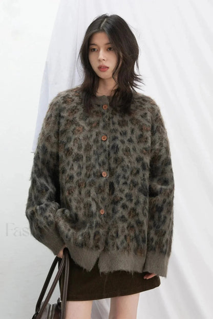 Cozy cardigan with leopard print and single-breasted button placket 