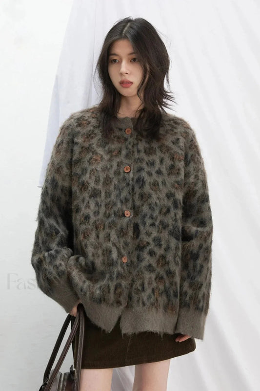 Cozy cardigan with leopard print and single-breasted button placket 