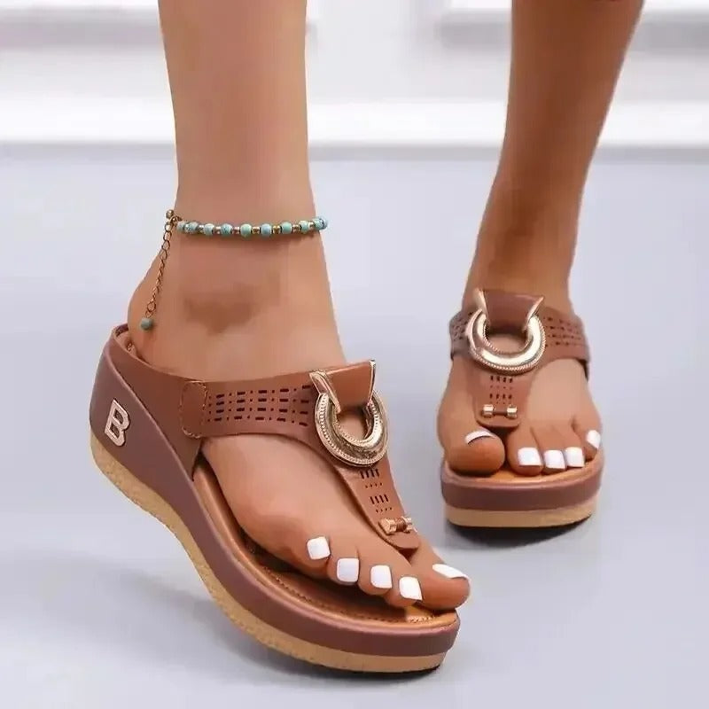 Quenilda | Elegant toe separator comfort sandals