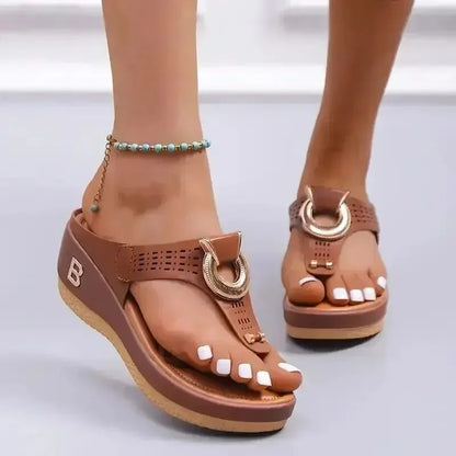 Quenilda | Elegant toe separator comfort sandals